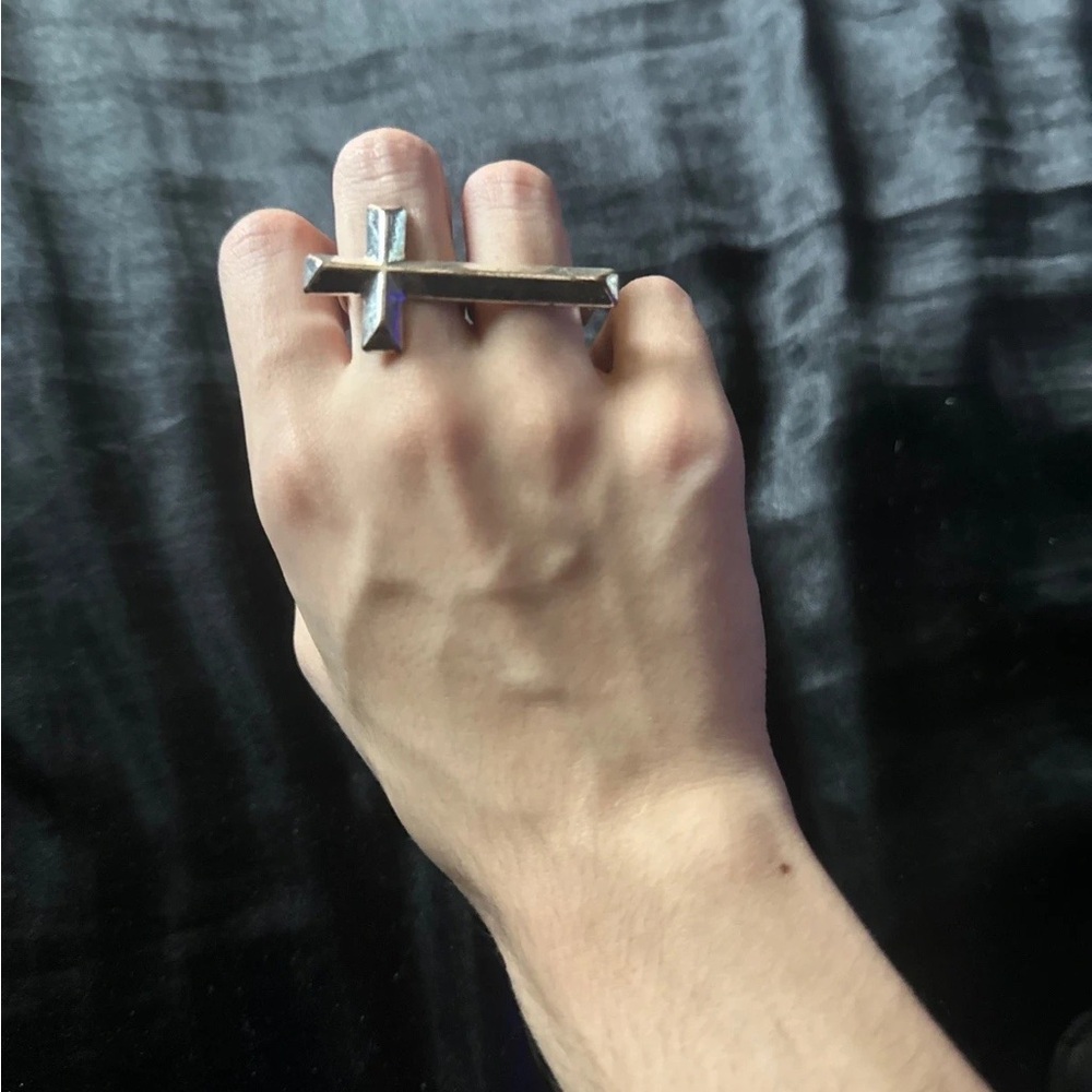 Adjustable double finger cross ring